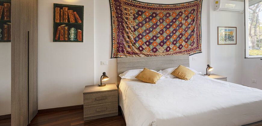 Apartment with garden and private parking