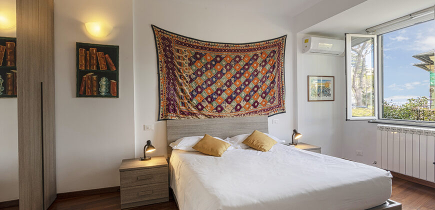 Apartment with garden and private parking