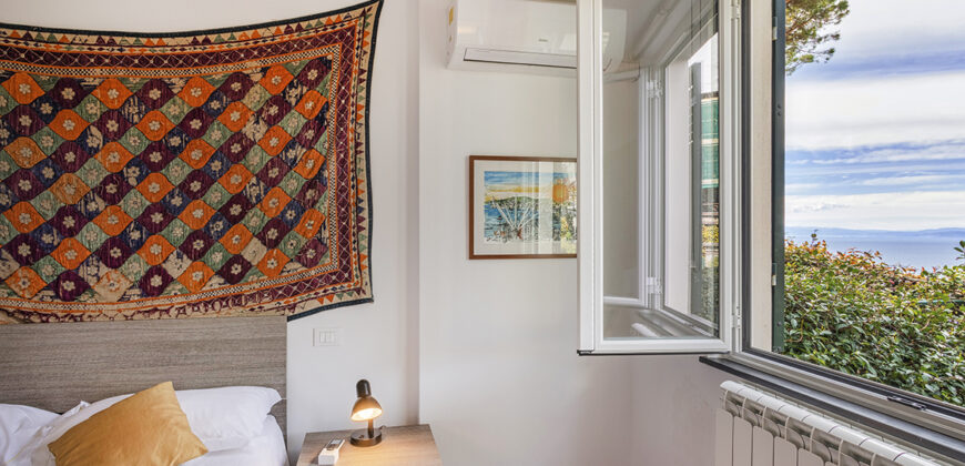 Apartment with garden and private parking