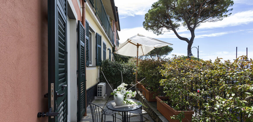 Apartment with garden and private parking