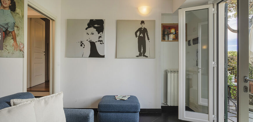 Apartment with garden and private parking