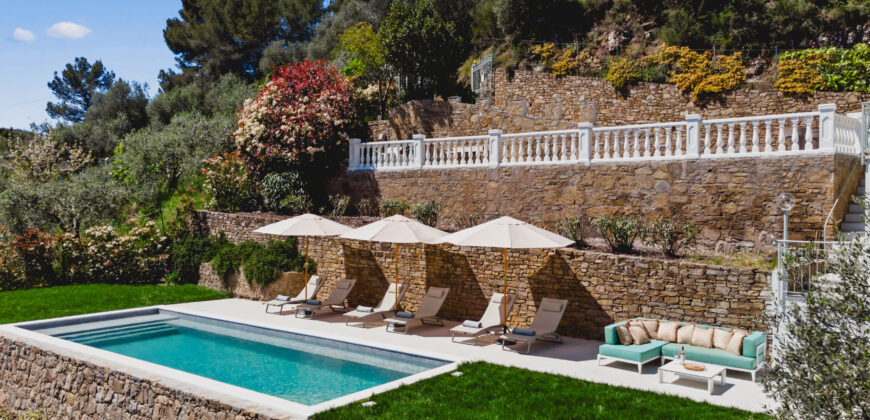 Tra le verdi colline di Dolceacqua con piscina e vista mare