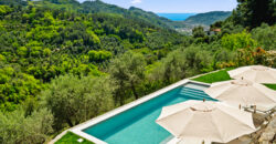Tra le verdi colline di Dolceacqua con piscina e vista mare