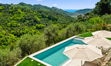 Tra le verdi colline di Dolceacqua con piscina e vista mare