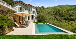 Tra le verdi colline di Dolceacqua con piscina e vista mare