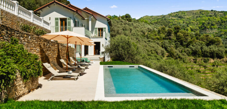 Tra le verdi colline di Dolceacqua con piscina e vista mare