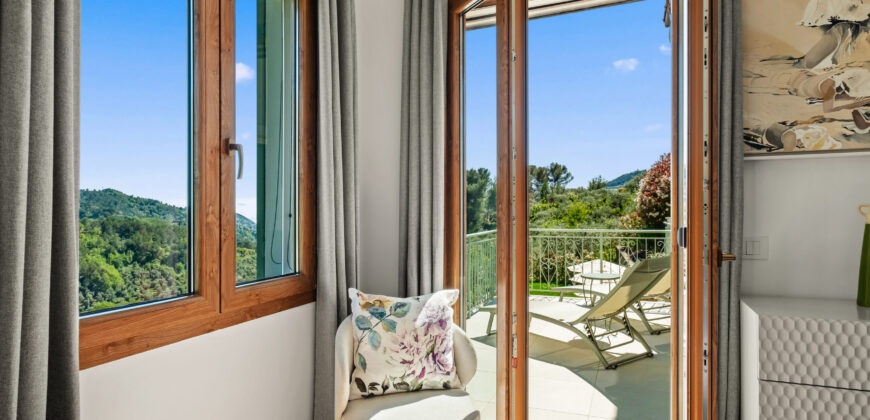 Tra le verdi colline di Dolceacqua con piscina e vista mare