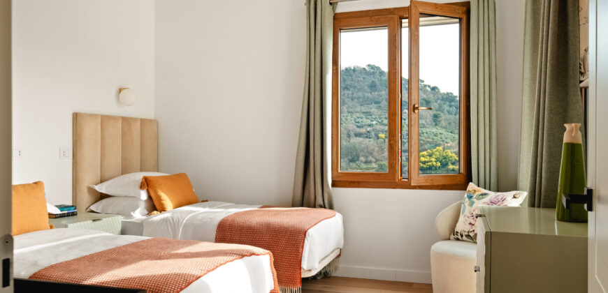 Tra le verdi colline di Dolceacqua con piscina e vista mare