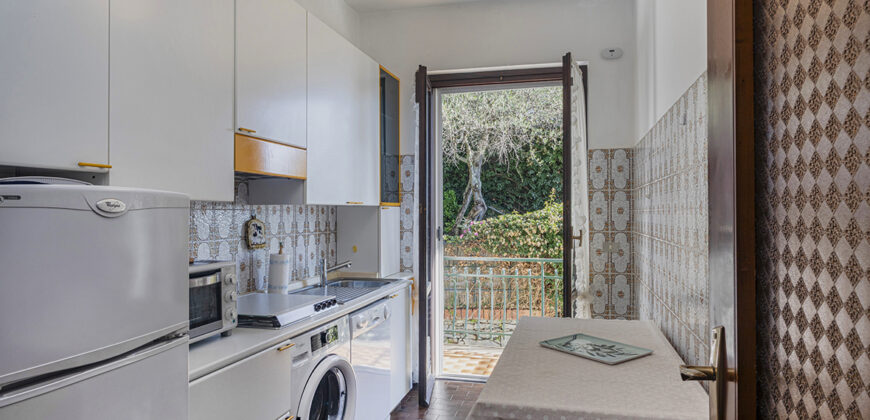 Appartamento vista mare e giardino in collina